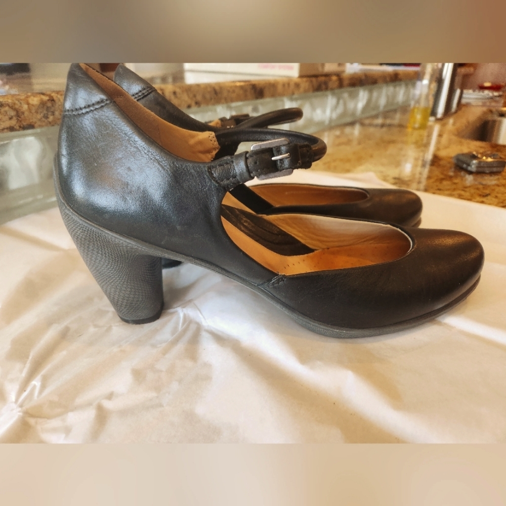 ECCO Mary Jane Heels Size 41